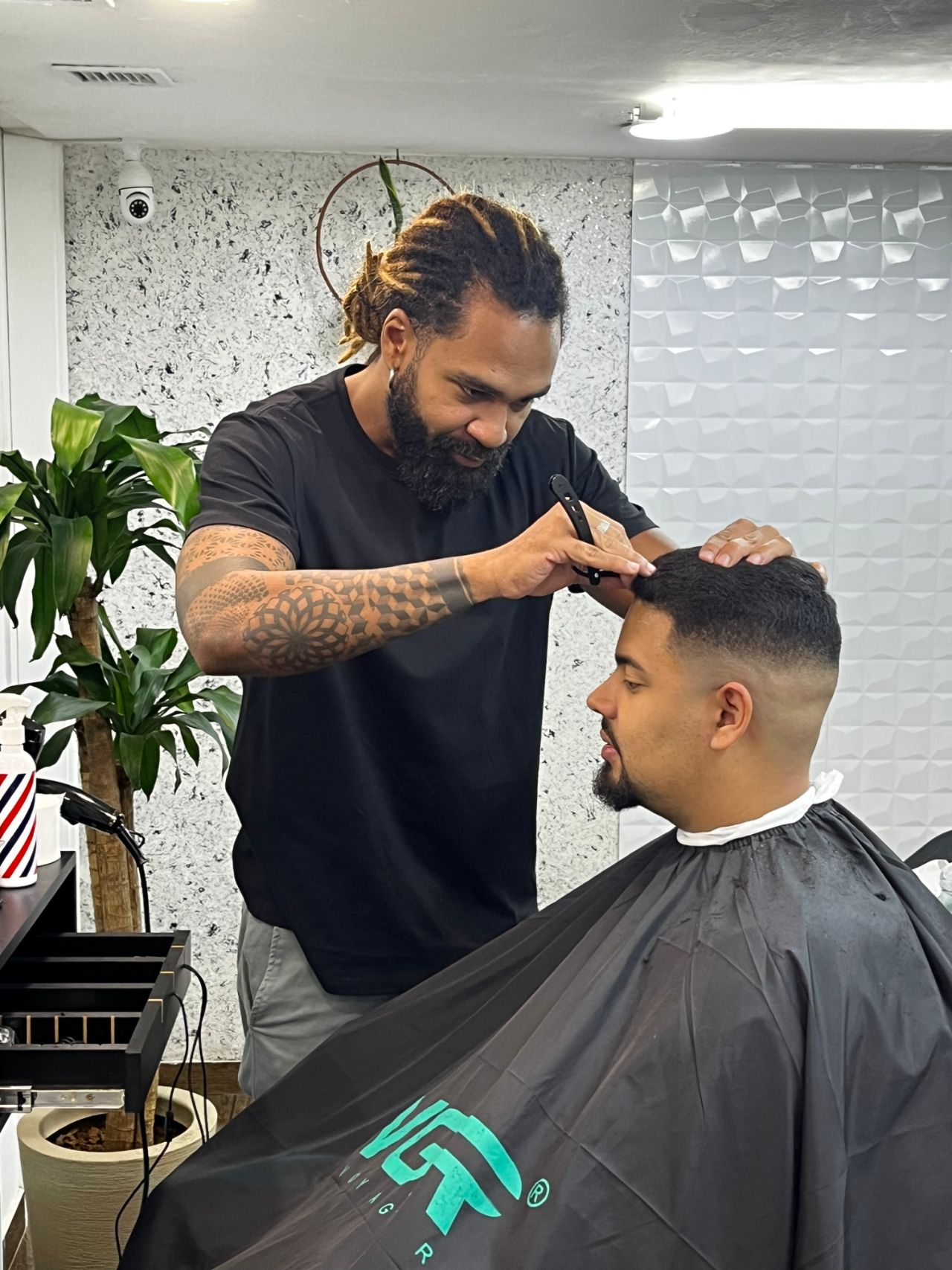 Cliente do Clube 022 durante um corte