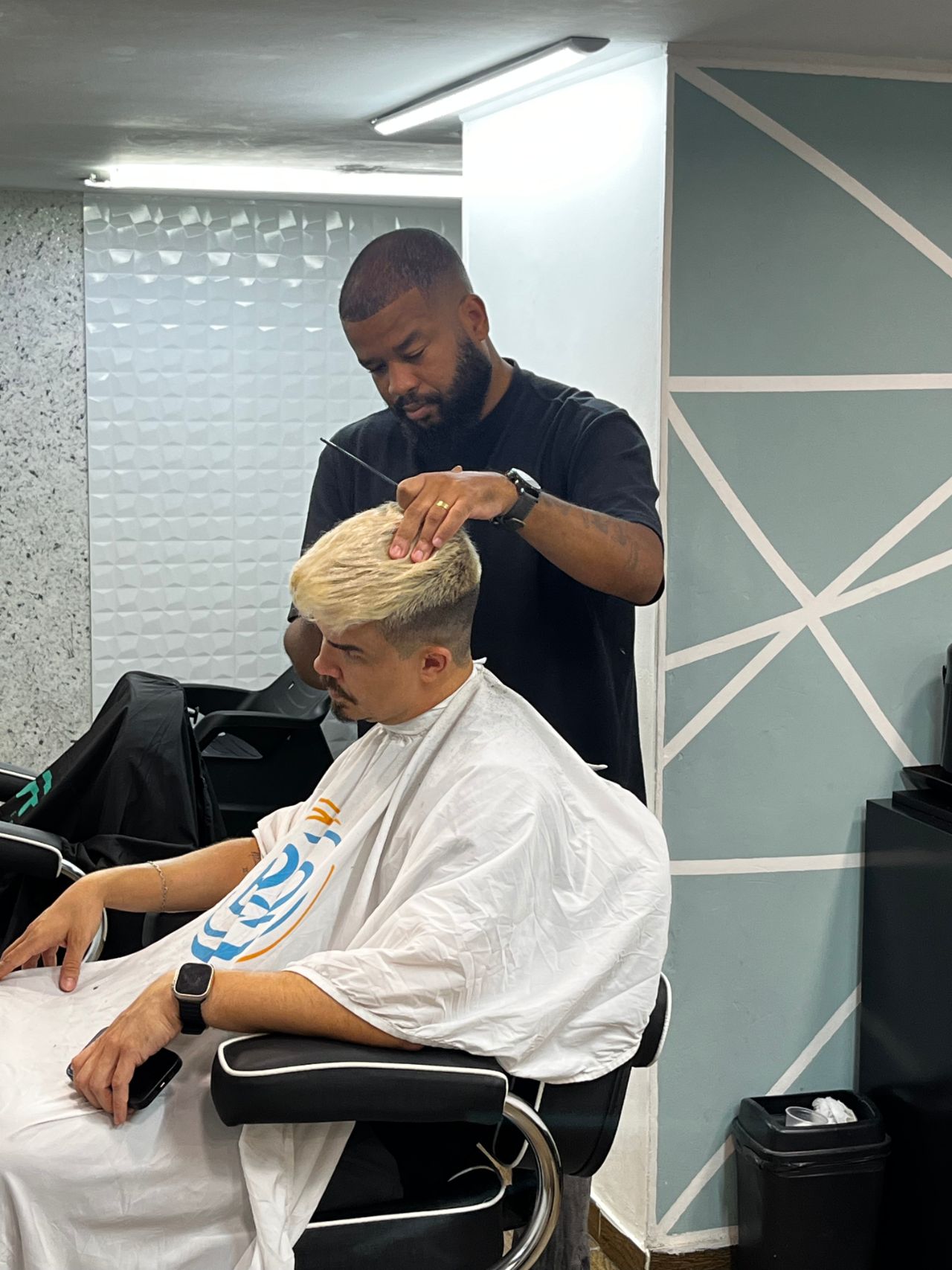 Trabalho de precisão no acabamento do corte